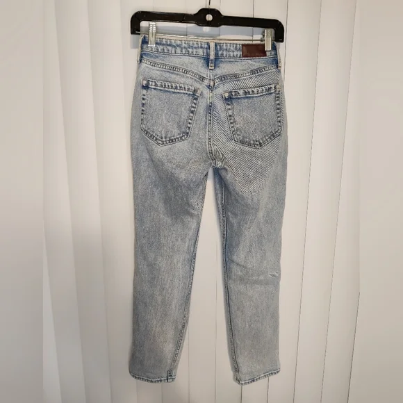 Hollister Light Blue Curvy High Rise Mom Jeans Size 23 - Picture 2 of 3